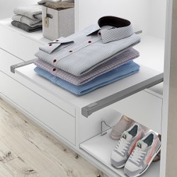 Führungen für einen ausziehbaren Fachboden (Regal) silber