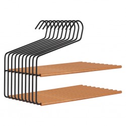 Schwarzer matter Hosenbügel mit Holz