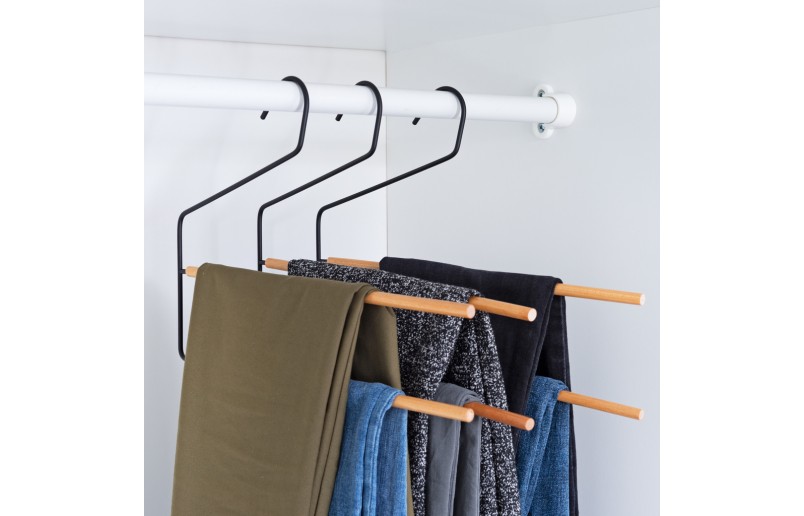 Schwarzer matter Hosenbügel mit Holz - LGS00900