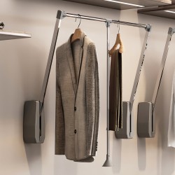 Wandkleiderlift silber, verstellbar von 60 bis 85 cm Breite. Wandkleiderlift silber, verstellbar von 60 bis 85 cm Breite.